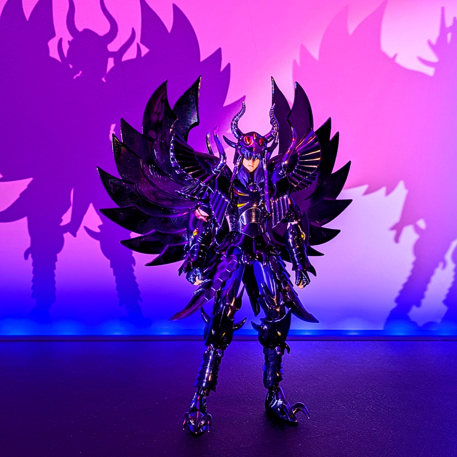 Scaffali con sneakers e oggetti recuperati