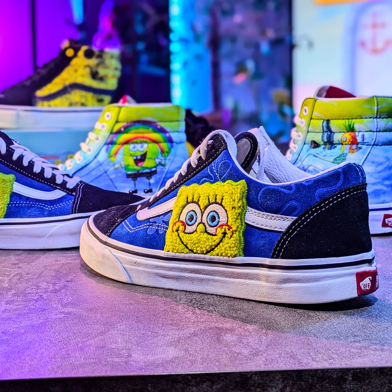 Dettaglio di una sneaker ricondizionata in primo piano